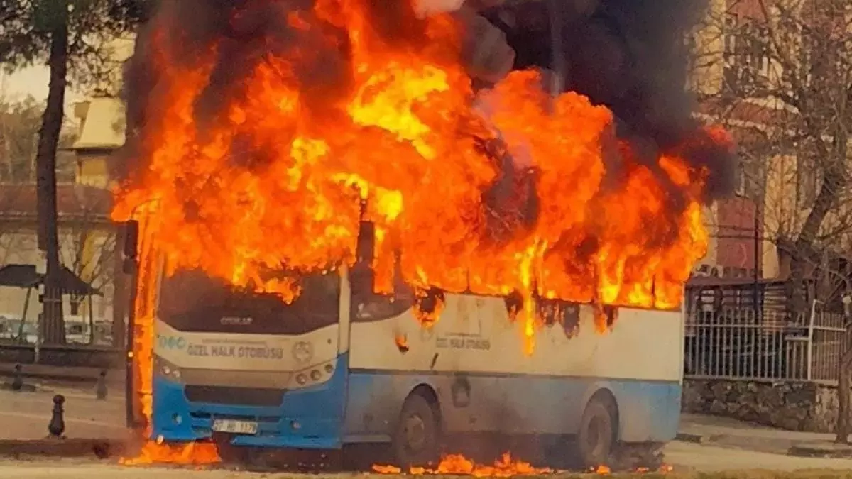 Gaziantep’te Halk Otobüsü Alev Alev Yandı