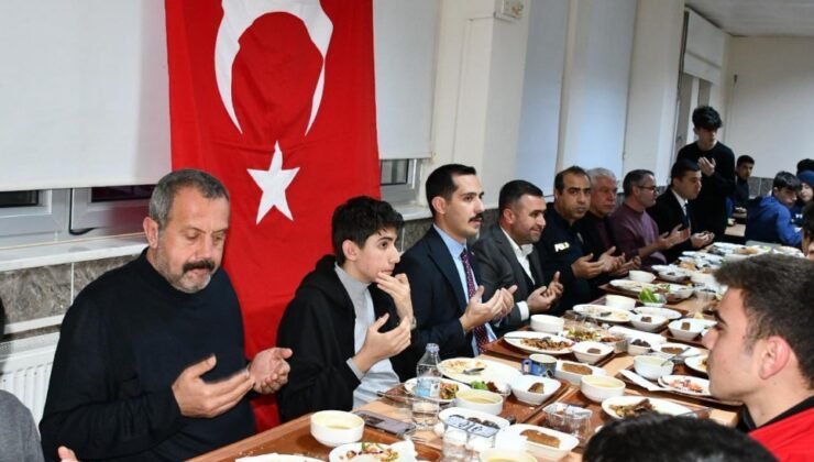 İslahiye Protokolü Öğrenciler ile İftarda Buluştu