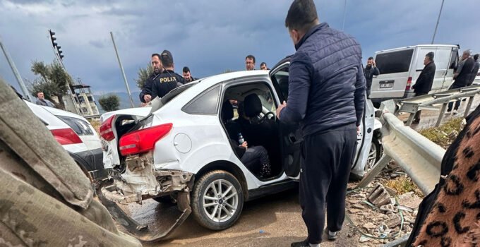 Yine Biberli Kavşak Yine Kaza: 2 Yaralı