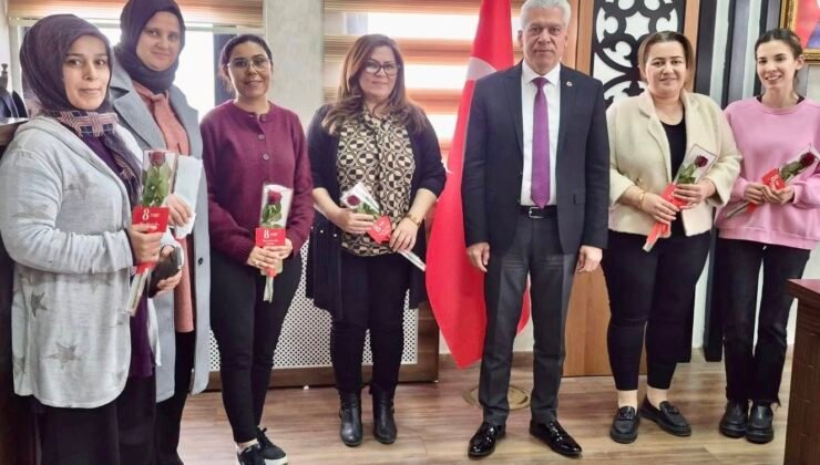 İlçe Millî Eğitim Müdürü Mustafa Çetin’den Kadın Personele 8 Mart Sürprizi